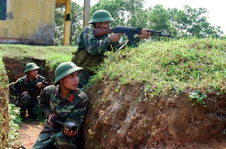 Bên cạnh việc huấn luyện, sẵn sàng chiến đấu, tăng gia sản xuất, bảo đảm tốt và nâng cao đời sống bộ đội, đơn vị còn làm tốt công tác xây dựng cảnh quan, môi trường văn hóa chính quy, mẫu mực, xứng đáng là Trung đoàn chủ lực mạnh, Đơn vị Anh hùng lực lượng vũ trang nhân dân. Trong ảnh: Sẵn sàng chiến đấu