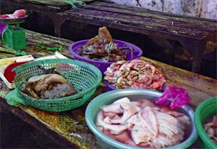 Thịt bê thui được buôn bán ở khu vực biên giới Lạng Sơn, đang trong quá trình phân hủy (Ảnh: Vietbao) Xem thêm: Cách mua thịt lợn an toàn và không dùng chất cấm / Gà vàng, heo quay hấp dẫn "nhờ"... phẩm độc
