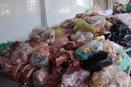 Thịt thối đang trong quá trình phân hủy bị phát hiện. Xem thêm: Cách mua thịt lợn an toàn và không dùng chất cấm / Gà vàng, heo quay hấp dẫn "nhờ"... phẩm độc