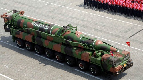 Chiếc xe chở tên lửa này được cho là có xuất xứ từ Trung Quốc (Ảnh: Reuters)