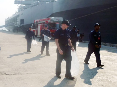 Các thuỷ thủ trên soái hạm USS Blue Ridge dàn hàng ngang nhặt rác trên cầu cảng Tiên Sa (Đà Nẵng) - Ảnh: HC