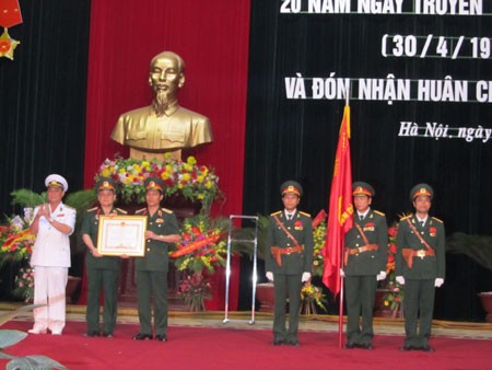 Đô đốc Nguyễn Văn Hiến, Thứ trưởng Bộ Quốc phòng gắn huân chương lên Quân kỳ và trao bằng chứng nhận Huân chương Quân công hạng nhì cho lãnh đạo Cục Tác chiến điện tử.