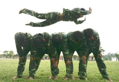 Chiến sĩ Tiểu đoàn đặc công 2012 luyện tập với những động tác thuần thục, chính xác. Ảnh: TRỌNG HẢI