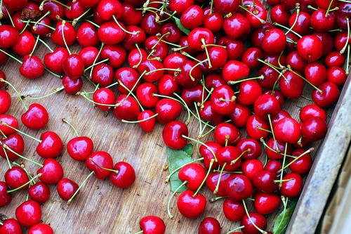 Quả cherry: Quả cherry hẳn đã quá quen thuộc với mọi người, được sử dụng rộng rãi trong các món ăn, đồ uống hay thậm chí là ăn sống. Chúng cùng họ với mận, mơ và đào. Lá và hạt của loại quả đỏ mọng này lại chứa độc tố. Khi bị nghiền ra, hạt quả cherry sẽ tiết ra axit xyanhydrit không tốt cho sức khỏe. Xem thêm: Đừng để hoa đẹp "đánh lừa" thị giác: chứa độc tố nguy hại cho sức khỏe / Sổ tay phòng bệnh: 10 điều "không thể quên" khi uống trà