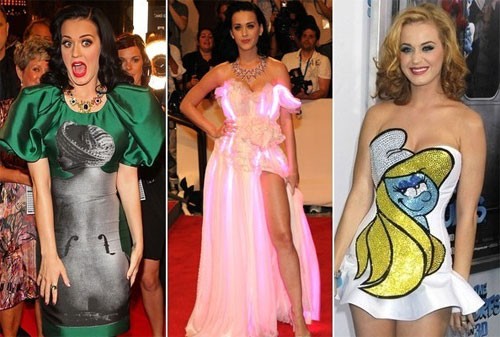 Katy Perry không chỉ một lần mà rất nhiều lần người hâm mộ bắt gặp cô diện những kiểu váy chẳng giống ai khi thì trông cô như một cái đèn, khi thì diện váy in hình người nude... Xem thêm: Cận cảnh "Mỹ nữ vạn người mê" hút hồn cư dân mạng / "Lật quá khứ" ngắm Hoa hậu Mỹ tương lai