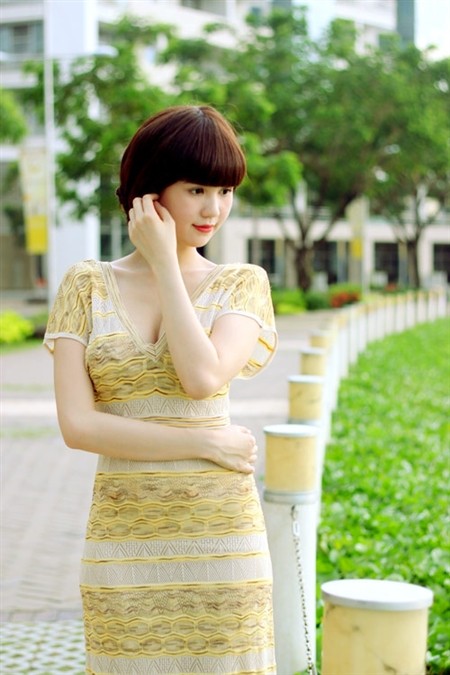 Chiếc váy dài nhẹ nhàng, có phần cổ xẻ chữ V tinh tế. (Ảnh: TP) Xem thêm: Diện áo dài, mỹ nhân Hàn, Trung như "cô dâu" Việt / Cận cảnh: "Thảm họa" thời trang trên thảm đỏ của Sao
