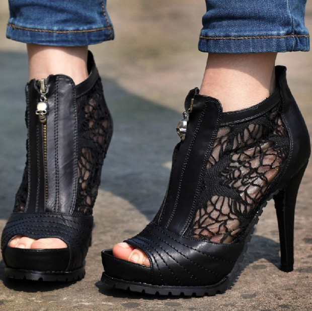 Bắt nhịp xu hướng thời trang 2012 với giày ren thời thượng. (Ảnh: HB) Xem thêm: Xắc tay xinh xắn giúp chị em "kiêu hãnh" trước bạn bè