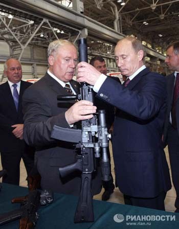 Tân Tổng thống V.Putin đích thân kiểm tra súng
