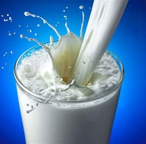 Sữa bò và đường: Khi đun sữa nóng mà cho đường vào ngay thì chất axit amin sẽ phản ứng với Trucloza sản sinh ra chất độc có hại nên phải đợi khi sữa nguội mới được cho đường vào (Ảnh: ITN) Xem thêm: 10 điều cấm kỵ khi ăn dưa hấu