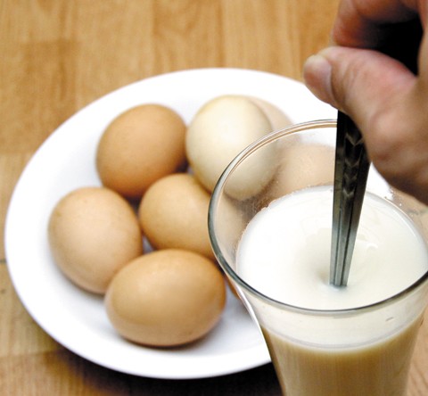 Sữa đậu nành và trứng gà: Sữa đậu nành có chất protidara, lòng trắng trứng gà có chất nhớt protein, sau khi phối hợp sẽ gây ảnh hưởng đến tiêu hóa và thu hút chất protein trong cơ thể mất đi (Ảnh: ITN) Xem thêm: 10 điều cấm kỵ khi ăn dưa hấu