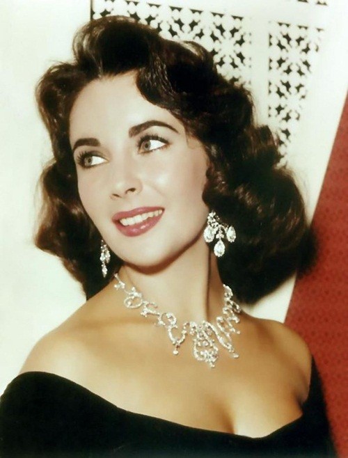 2. Elizabeth Taylor: ‘Nữ hoàng Cleopatra’ được ví như 1 trong những ‘biểu tượng sắc đẹp’ vĩ đại nhất Hollywood. Trong thập niên 50, cô nhiều lần được bầu chọn là Người phụ nữ đẹp nhất thế giới. Xem thêm: "Mỹ nữ Trời ban": Vẻ đẹp khiến 8 người đàn ông "rẽ ngang cuộc đời"...