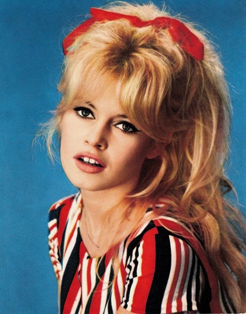 Brigitte Bardot có là là minh tinh nổi tiếng nhất của nước Pháp từ trước đến nay. Sinh năm 1934, mẹ cô chính là người đầu tiên khuyến khích cô đi theo con đường âm nhạc và nghệ thuật. Xem thêm: "Mỹ nữ Trời ban": Vẻ đẹp khiến 8 người đàn ông "rẽ ngang cuộc đời"...