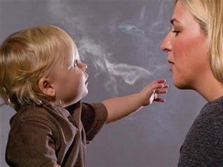 Cha mẹ hút thuốc khiến con có nguy cơ gặp nhiều vấn đề hô hấp cho đến trưởng thành - Ảnh: Reuters