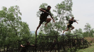 Vượt qua hàng rào bùng nhùng, một trong những bài học khó, đòi hỏi sự gan dạ, dũng cảm của Bộ đội Đặc công.