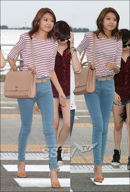 Skinny jeans và áo thun kẻ ngang chưa bao giờ lỗi thời. Xem thêm:Ngây ngất vì 10 đôi chân đẹp nhất xứ Hàn