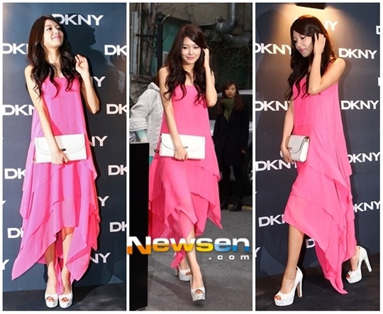 Váy bất đối xứng và gam màu hồng là điểm đáng chú ý trong xu hướng thời trang gần đây. Xem thêm:Ngây ngất vì 10 đôi chân đẹp nhất xứ Hàn