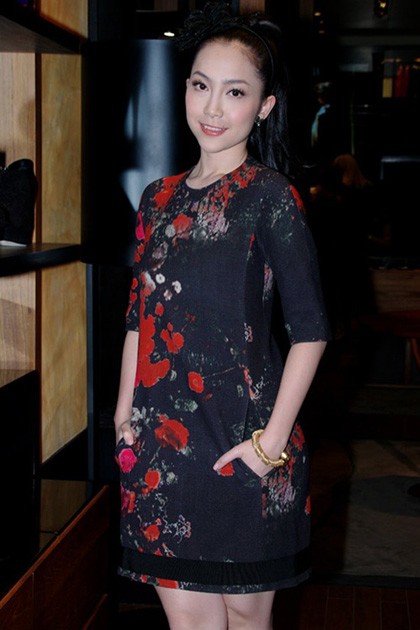 Xuất hiện tại sự kiện khác, Linh Nga chọn đầm đen họa tiết hoa nổi bật Xem thêm: Ốc Thanh Vân: Hoa hậu "bí bầu" của showbiz Việt?