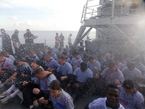 Các thủy thủ chưa từng được vượt qua đường xích đạo đang làm một lễ kỷ niệm khi tàu USS Vandegrift đi qua eo biển Makassar, trước khi vào đất liền Indonesia. Họ nằm trong số 830 lính Mỹ tới Indonesia tập trận và có các hoạt động giao lưu, trao đổi khác. Ảnh: US Navy