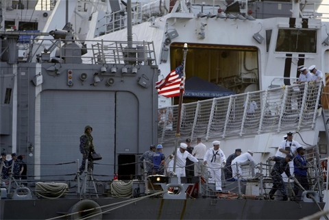 Các thủy thủ tàu USS Vandegrift chuẩn bị cho việc đổ bộ xuống Surabaya. Ảnh: Beritafoto