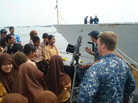 Lính Mỹ giới thiệu về vũ khí trên tàu USS Vandegrift cho các học sinh địa phương. Ảnh: Tnial
