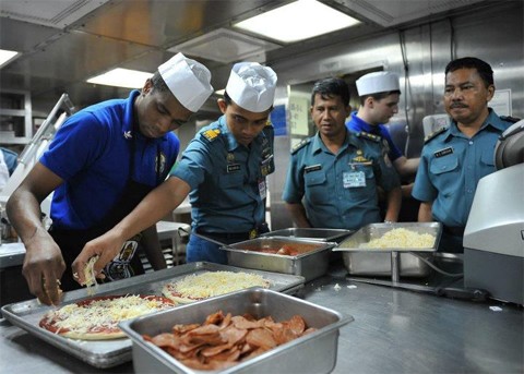 Lính Mỹ và Indonesia cùng làm bánh pizza trên tàu USS Germantown (LSD 42) hôm 2/6. Ảnh: USS Navy