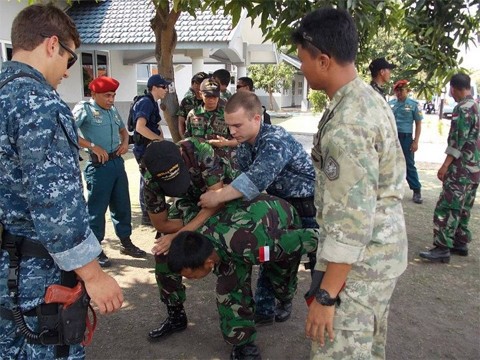 Binh sĩ Mỹ và Indonesia cùng nhau tập luyện kỹ năng chiến đấu trong cuộc diễn tập CARAT. Ảnh: US Navy