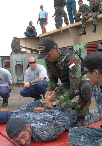 Một lính Mỹ bị binh sĩ Indonesia khóa chặt tay ra phía sau. Ảnh: US Navy