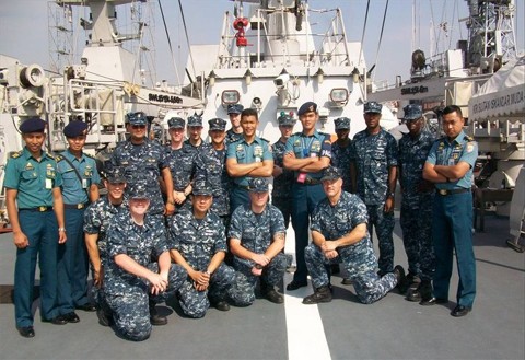 Binh sĩ hai nước chụp ảnh kỷ niệm trên boong tàu KRI Banda Aceh (LPD-593), một trong ba tàu hải quân Indonesia tham gia CARAT. Ảnh: US Navy