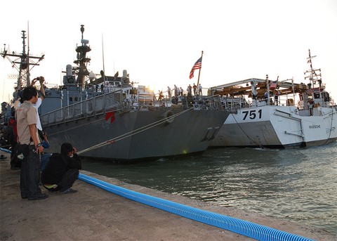 Sự xuất hiện của các tàu Mỹ được chờ đợi từ lâu và thu hút sự chú ý của người dân địa phương. Tại Indonesia, các tàu này sẽ góp mặt trong cuộc tập trận mang tên "Hợp tác Huấn luyện và Sẵn sàng trên biển", viết tắt là CARAT. Ảnh: Kaskus