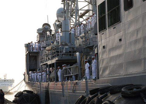 Các thủy thủ trên tàu USS Vandegrift đứng xếp hàng trên boong khi tàu cập cảng Tanjung Perak. Ảnh: Kaskus