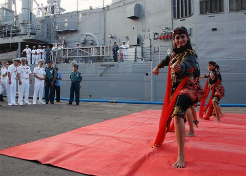 Các vũ công Indonesia đón thủy thủ đoàn và các tàu Mỹ bằng một điệu múa dân gian. Ảnh: Kaskus