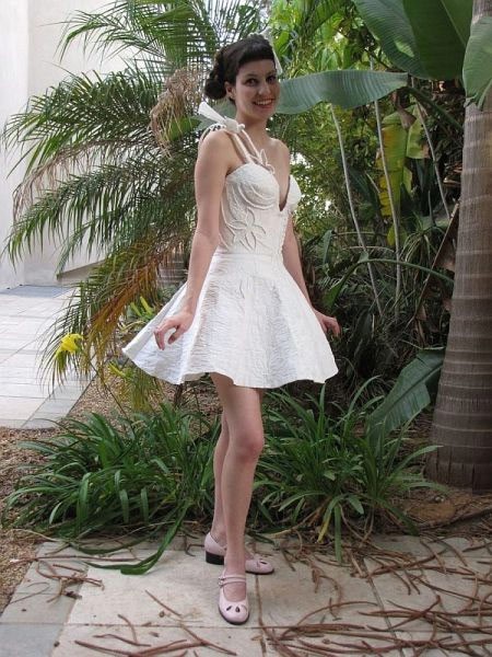 Nhìn qua trông chiếc váy này không khác gì những chiếc khác, tuy nhiên khi lại gần và chạm vào nó, bạn sẽ cảm thấy bất ngờ. Nó được làm hoàn toàn từ 1.000 cuộn giấy vệ sinh và băng keo. Xem thêm:Bất chấp nắng nóng, cô dâu hóa "thiên thần" với váy cưới cực "cool"