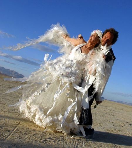 Không phải cô dâu nào cũng muốn bảo vệ môi trường trong ngày trọng đại, nhất là khi họ phải khoác lên người một bộ váy tái chế có vẻ ngoài rất tả tơi. Xem thêm:Bất chấp nắng nóng, cô dâu hóa "thiên thần" với váy cưới cực "cool"