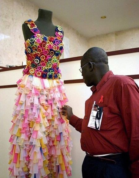 Nhân kỷ niệm 19 năm ngày thế giới phòng chống AIDS, một công ty áo cưới đã quyết định tạo ra sản phẩm đầy màu sắc này. Bộ váy đặc biệt được kết từ 12.500 bao cao su đầy màu sắc. Tuy nhiên, cho đến giờ, vẫn chưa có cô dâu nào đồng ý mặc chiếc váy này vào lễ cưới. Xem thêm:Bất chấp nắng nóng, cô dâu hóa "thiên thần" với váy cưới cực "cool"