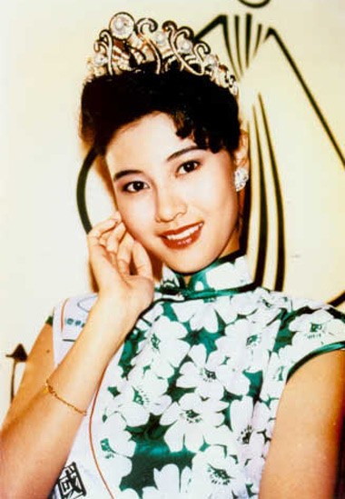 ... cô luôn được ca tụng là Hoa hậu đẹp nhất lịch sử Hồng Kông. Xem thêm: Giai nhân "lên đời" nhan sắc nhờ... răng