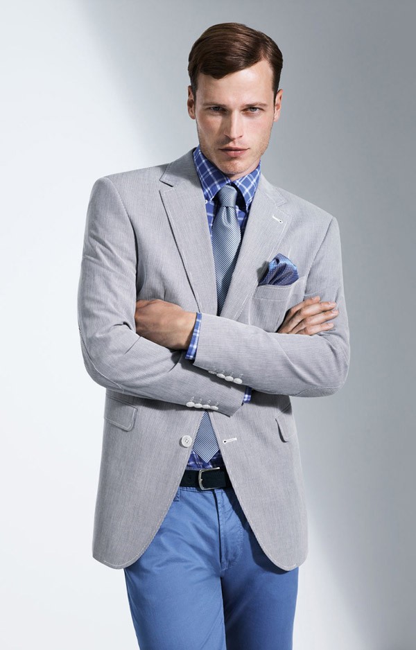 Một chiếc áo vest màu xám kết hợp với bộ đồ trong màu xanh nhạt sẽ làm bạn trở thành anh chàng hào hoa, phong nhã.