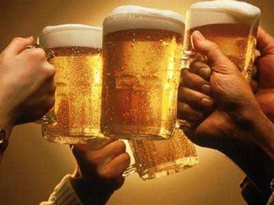 Bệnh tim bia: Trong nước giải khát các loại rượu, hàm lượng cồn ở trong bia là ít nhất, hàm lượng của 1 lít bia tương đương với hàm lượng cồn của 50g rượu trắng, vì vậy rất nhiều người xem bia giống như đồ giải khát mùa hè. Xem thêm:Nhận diện mụn và phương cách "cạch mặt" chúng