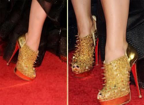 Chắc chắn nhiều người sẽ cảm thấy nổi gai ốc khi nhìn thấy đôi giày gắn đinh chi chít này của Olivia Wilde. Xem thêm: Công nương Kate Middleton - tín đồ của thời trang giày nude