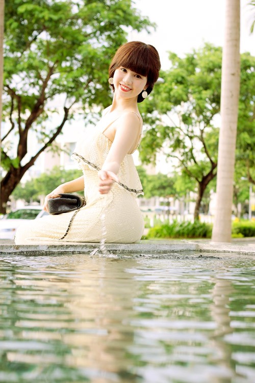 Người đẹp Ngọc Trinh buông vai trần cùng mẫu váy đẹp trong ngày hè. Xem thêm: Ngọc Trinh: da trắng không đối thủ