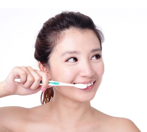 Đánh răng theo chiều ngang: Các chuyên gia khuyến cáo, cách chải răng tốt nhất giúp chúng ta ngăn ngừa các bệnh nha chu, nướu răng là chải theo đường tròn. Nếu bạn đánh răng theo chiều ngang, men răng sẽ bị mòn.