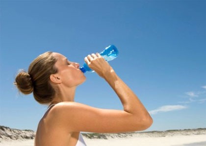 Uống nước đóng chai: Nước đóng chai không chứa florua, do đó không có tác dụng ngăn ngừa sâu răng.