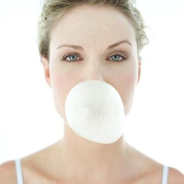 Tuy nhiên, nếu bạn nhai quá nhiều kẹo có thể gây kích ứng lên khớp thái dương - hàm, dẫn đến đau đầu, cổ, tai và đau cơ mặt.