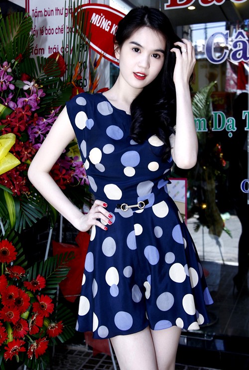 Đáng yêu trong mẫu mini dress chấm bi...