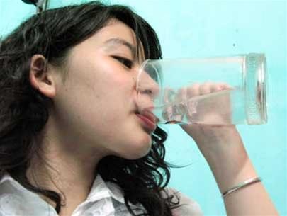 Nước – Giữ ẩm, kích thích tiết nước bọt: Không chỉ biết đến như một dung môi quan trọng nuôi dưỡng các tế bào trong cơ thể, nước còn có tác dụng rất tốt trong việc phòng ngừa bệnh sâu răng nhờ chức năng giữ ẩm và làm sạch.