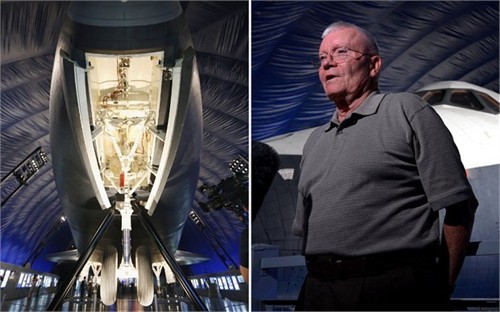 Phi hành gia Fred Haise bên cạnh con tàu Enterprise