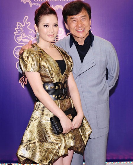Trong buổi gặp gỡ diễn viên nổi tiếng Thành Long, cô diện bộ váy có giá 35.000 USD (khoảng hơn 700 triệu đồng).