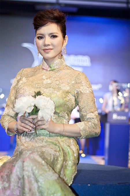 Tại buổi tiệc ở HongKong, cô cuốn hút các quan khách với bộ áo dài thủ công có giá 12.000 USD (khoảng 250 triệu đồng).