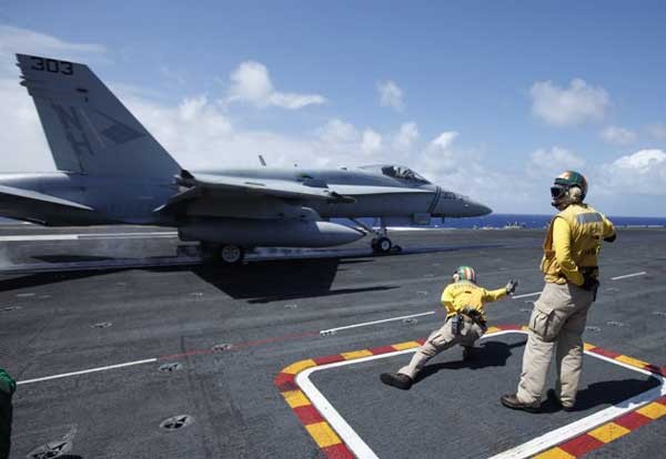 Chiến đấu cơ F/A Hornet 18 sử dụng nhiên liệu sinh học cất cánh từ tàu sân bay USS Nimitz trong cuộc tập trận hải quân RIMPAC 2012 ngoài khơi quần đảo Hawaii. RIMPAC là cuộc tập trận hải quân thường niên lớn nhất thế giới, với sự góp mặt của lực lượng Hải quân của hàng chục quốc gia.