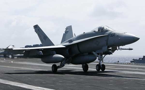 Chiến đấu cơ F/A Hornet 18 sử dụng nhiên liệu sinh học cất cánh từ tàu sân bay USS Nimitz trong cuộc tập trận hải quân RIMPAC 2012 ngoài khơi quần đảo Hawaii. RIMPAC là cuộc tập trận hải quân thường niên lớn nhất thế giới, với sự góp mặt của lực lượng Hải quân của hàng chục quốc gia.