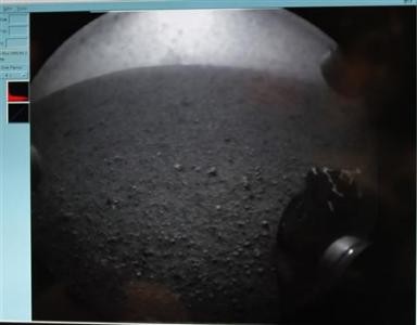 Hình ảnh đầu tiên do tàu thăm dò Curiosity gửi về Trái đất sau khi nó hạ cánh thành công xuống sao Hỏa